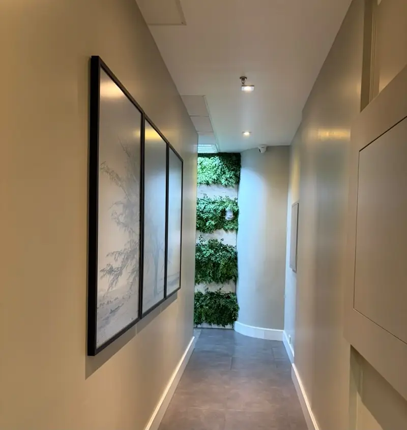 Corredor interno com jardim vertical